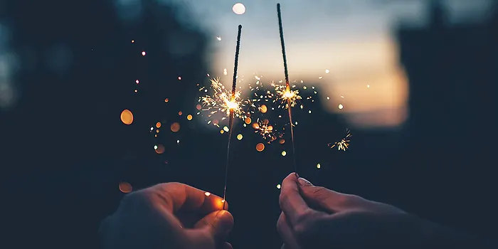 線香花火をしている2人