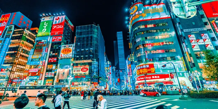 夜の日本の街並み