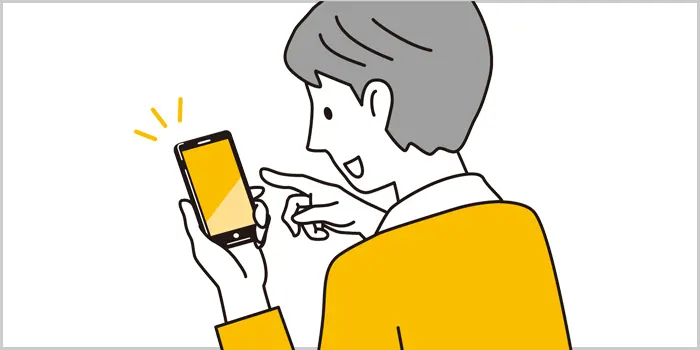 スマホを見ている男性