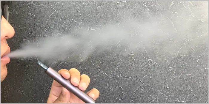 ザサードイズミを喫煙している男