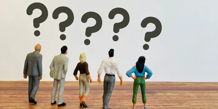 疑問を感じている人形たち