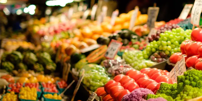 スーパーマーケットで販売される野菜