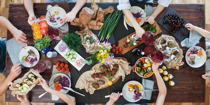 食卓を囲む家族