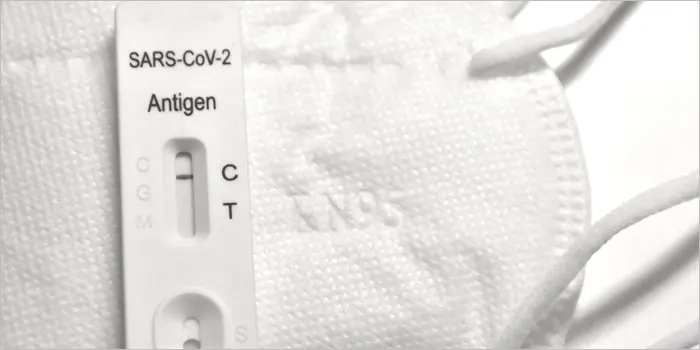 コロナウイルスの抗原検査キットとマスク