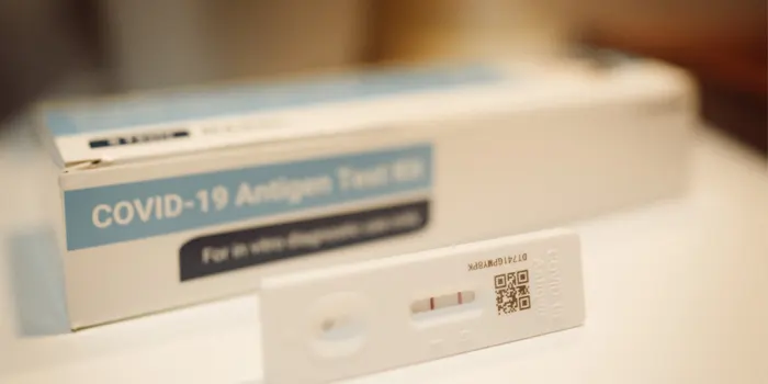 コロナウイルスの抗原検査キットと箱