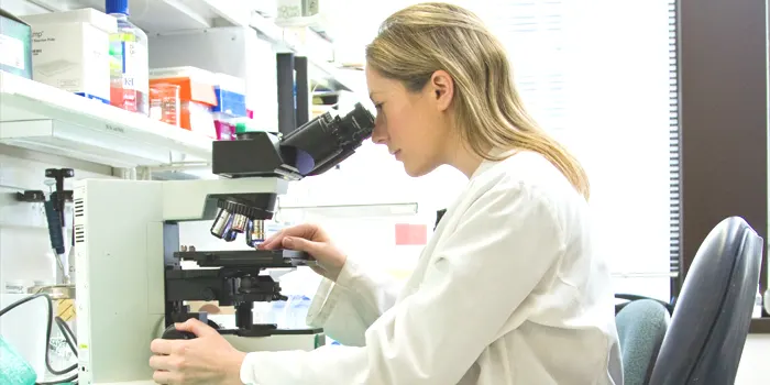 ウイルスを検査する女性