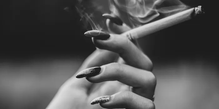 タバコを持つ手