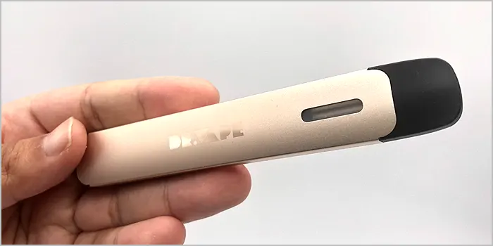 ドクターベイプ2ゴールドカラーを手に持っている