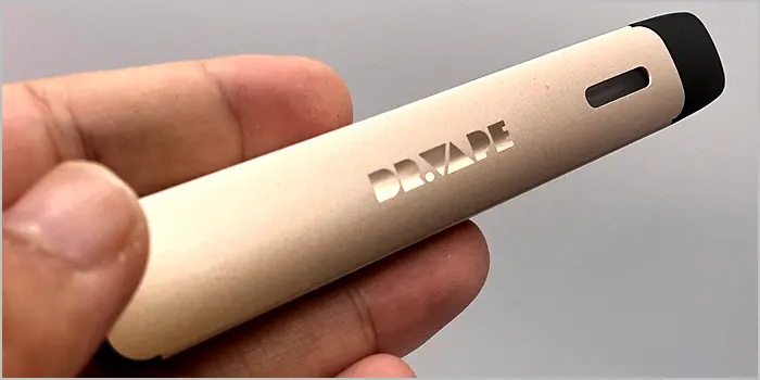 ドクターベイプ2本体を斜め持ちしている