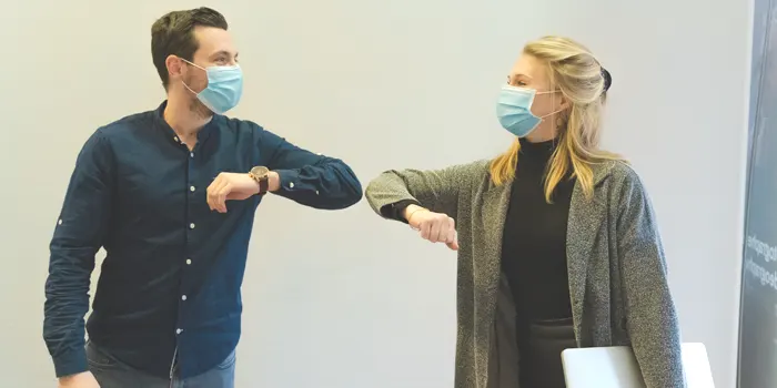 マスクをつけて会う男性と女性