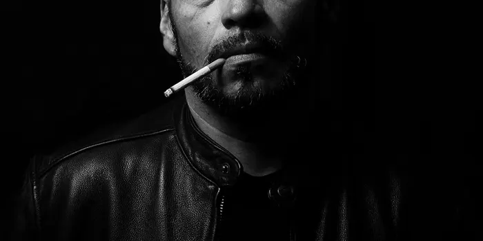 タバコを吸う男性