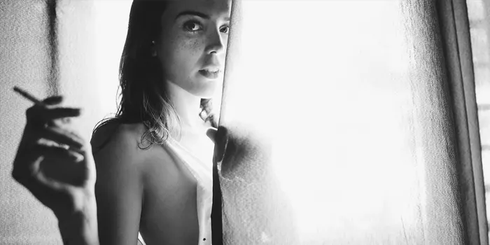 タバコを持つ女性