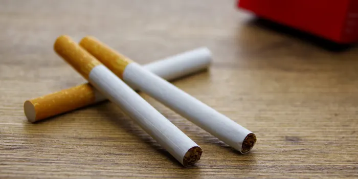 重ねて置かれたタバコ