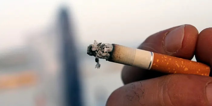 タバコを持つ手