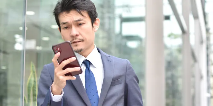 スマホを見る男性