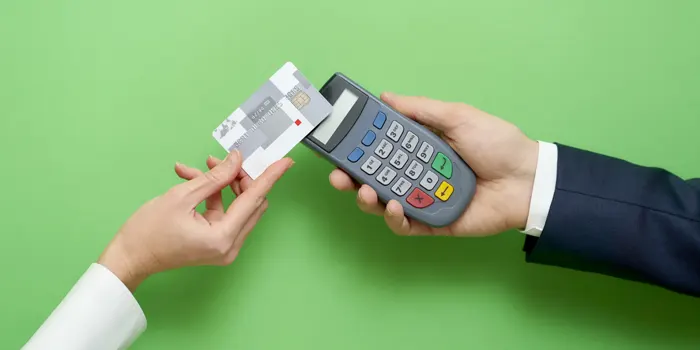 デビットカードで支払う人