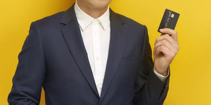 カードを持つ男性