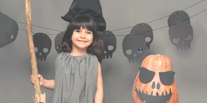 魔女の仮装をする女の子
