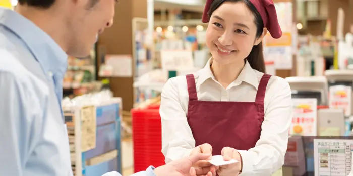 レジでお会計をする男性と女性店員