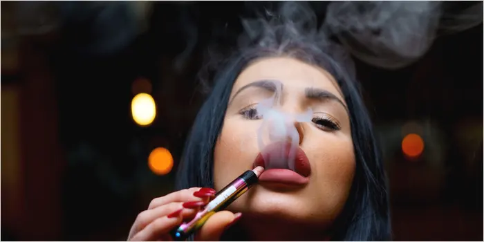 ベイプを吸う女性
