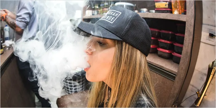 煙をふかす女性