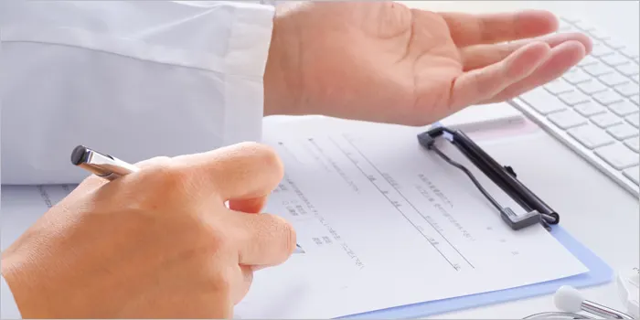 診察をする医師