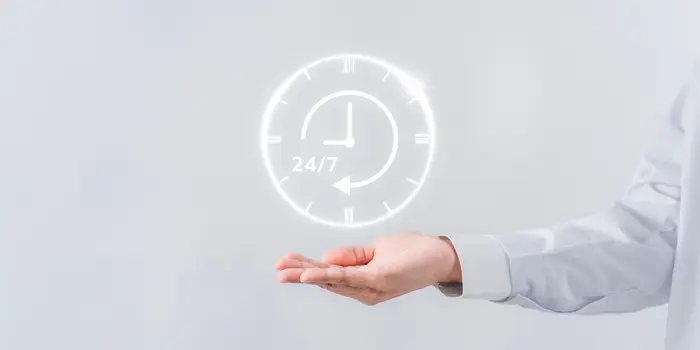 白シャツを着た人の手の上に時計のイメージ画像