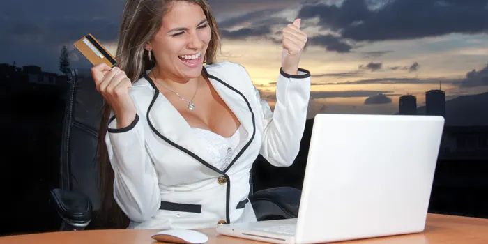 インターネットショッピングを楽しむ女性