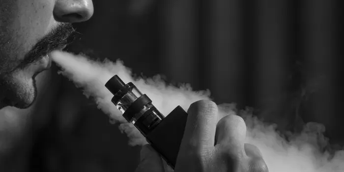 電子タバコを吸っている男性