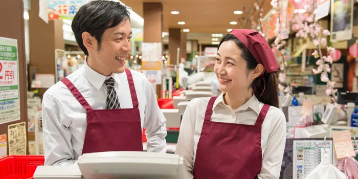 レジ対応をする先輩と後輩