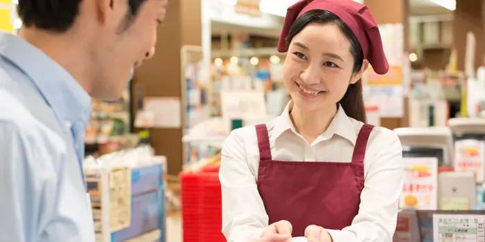 レジ対応をする女性