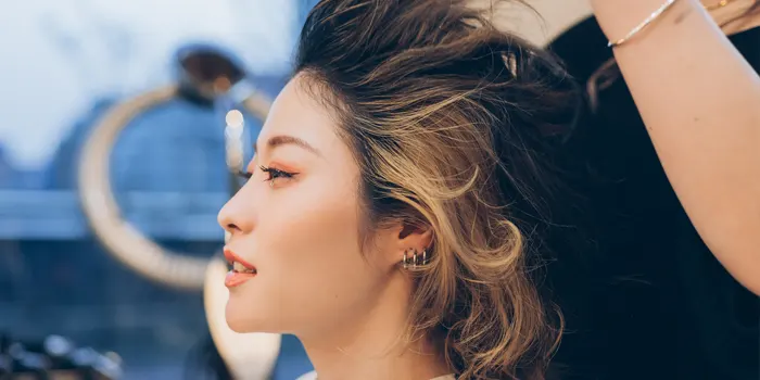 髪を染める女性