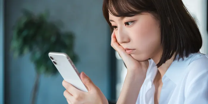 スマホを見る女性
