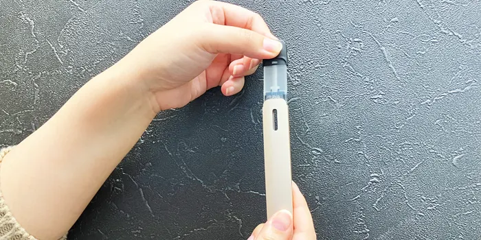 ドクターベイプ2本体にカートリッジを装着する