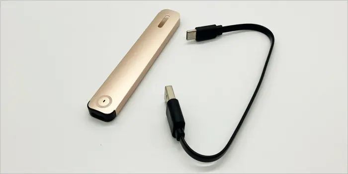 ドクターベイプ2本体と充電ケーブル