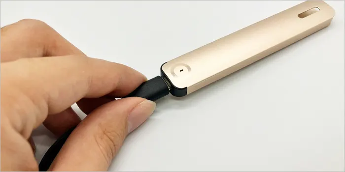 ドクターベイプ2本体に充電ケーブルを差し込む