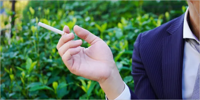 タバコを持つ男性