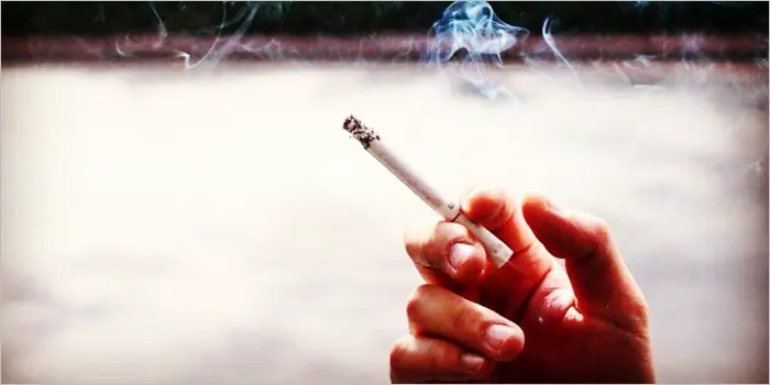 タバコを持つ男性の手