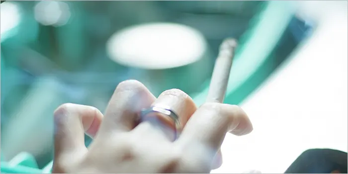 タバコを持つ女性の手