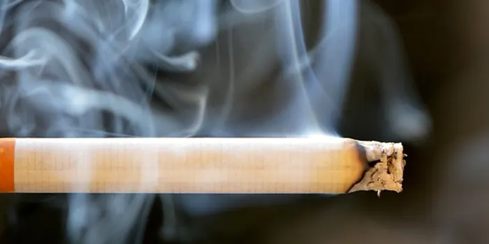 火が付いたタバコの写真