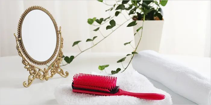 ヘアブラシとスタンドミラー