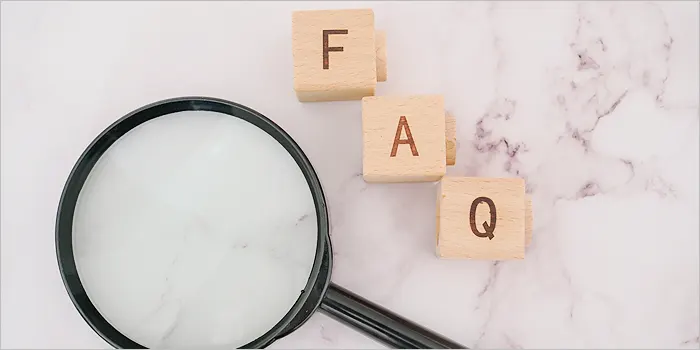 FAQの文字が書かれたブロックと虫眼鏡