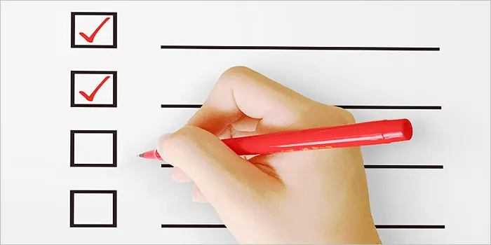 チェックリストとペンを持つ手