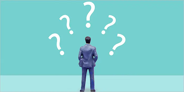 疑問符を浮かべる男性