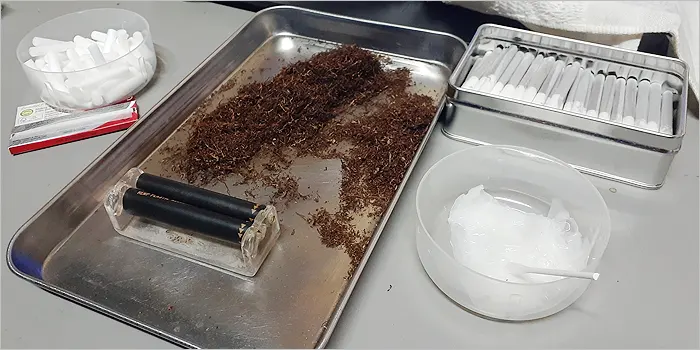 手巻きタバコを作っている様子