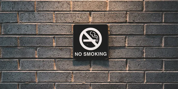 禁煙マークがかかった壁