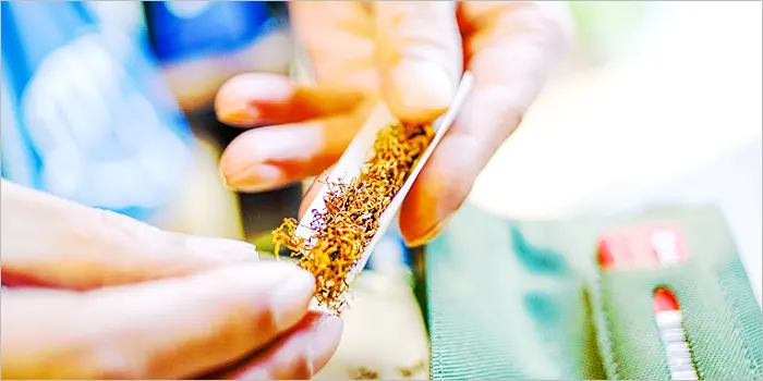 手巻きタバコを持つ人