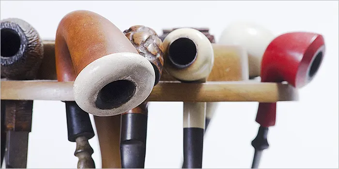 パイプスタンドに掛けられたパイプ