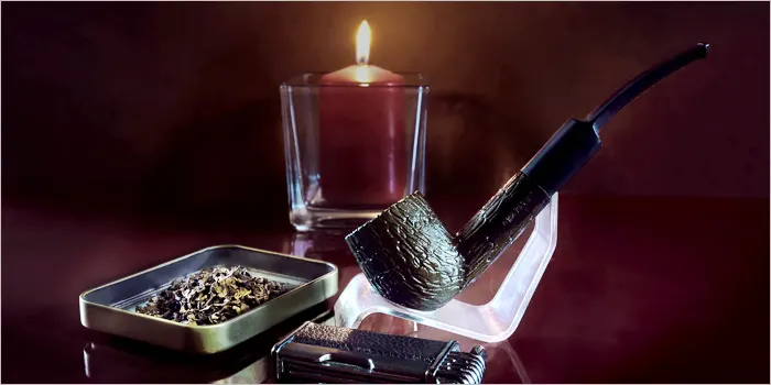 喫煙中のパイプ