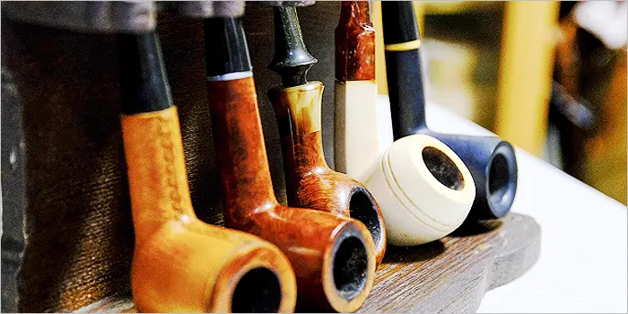 パイプスタンドに並んだパイプ